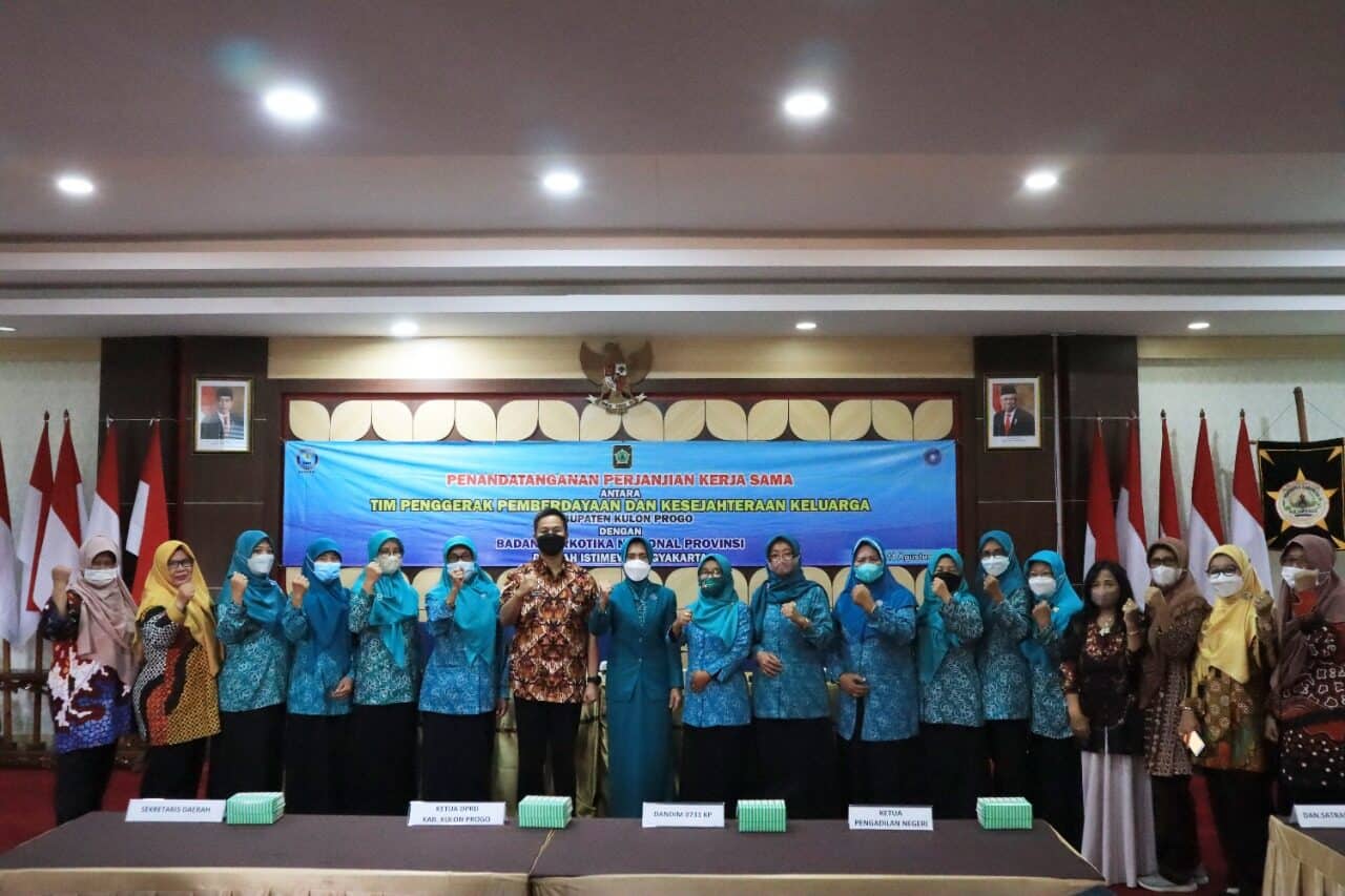 Perjanjian Kerja Sama antara BNNP DIY dengan TP PKK Kab. Kulon Progo, Perkuat Ketahanan Keluarga Perjanjian Kerja Sama antara Kepala BNNP DIY dengan Ketua TP PKK Kab. Kulon Progo, Perkuat Ketahanan Keluarga