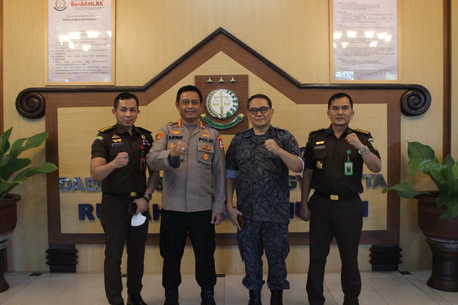 Koordinasi Kelembagaan BNNP DIY dengan Kejaksaan Tinggi DIY. Koordinasi Kelembagaan BNNP DIY dengan Kejaksaan Tinggi DIY.